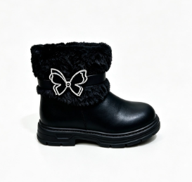 Botas para niñas, peludas y con un detalle de mariposa en el costado.